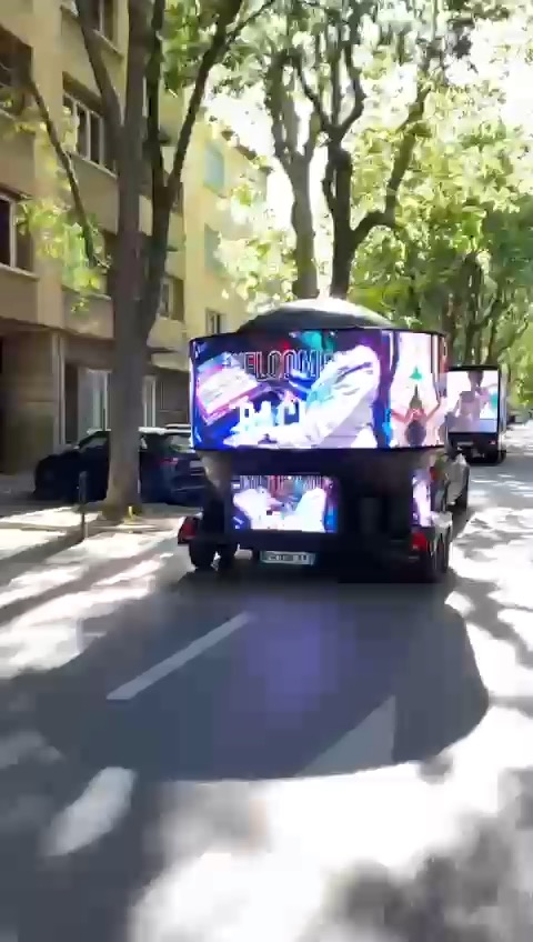 360°-LED-Ball fährt mit leuchtendem Screen durch eine Stadtstraße