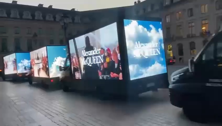 Konvoi aus LED-Trucks mit Alexander-McQueen-Kampagne an der Place Vendôme in Paris