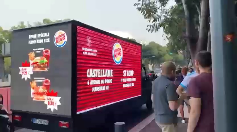 LED-Truck mit Burger-King-Angeboten und Restaurant-Adressen in Marseille