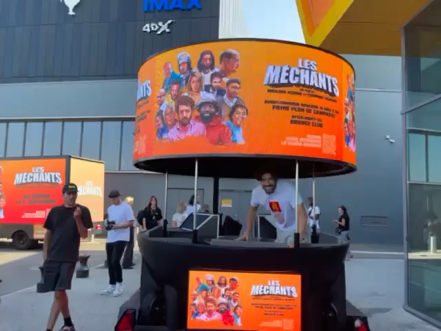 360°-LED-Ball im Design des Films Les Méchants vor einem Kino