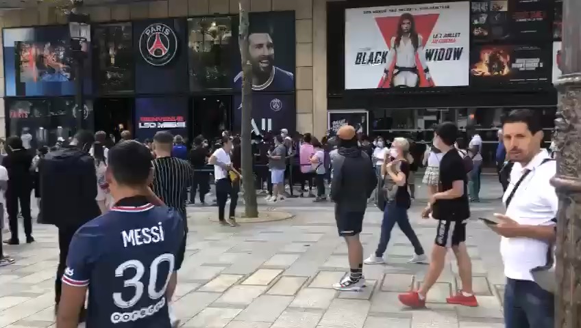 Menschenmenge bei einer Street-Activation vor einem Flagship-Store in Paris